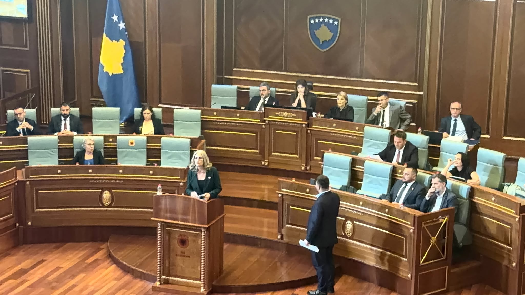 Deputetja e Aleancës nuk largohet nga foltorja e Kuvendit pasi i përfundon koha për fjalim