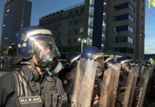 Policia paralajmëron masa për protestën e sotme, 20 zyrtarë u lënduan mbrëmë