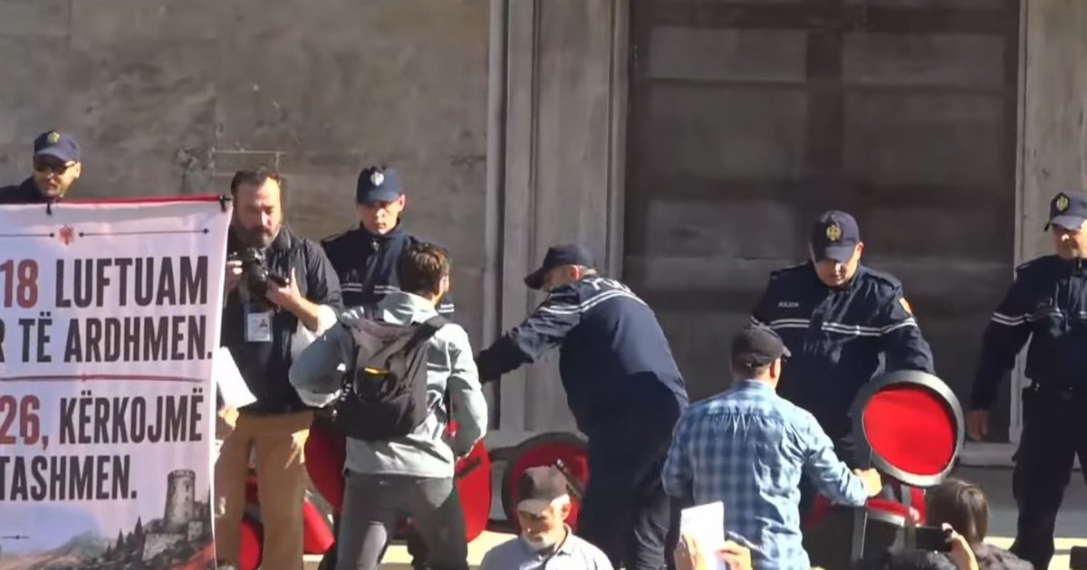 “Pa dorëheqje nuk ka dialog”, protestuesit rrëzojnë karriget e vendosura nga Rama para Kryeministrisë