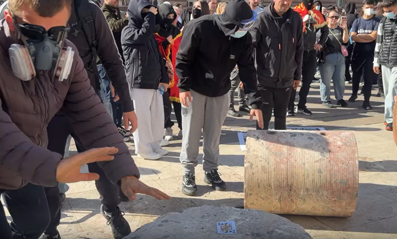Protestuesit largojnë edhe stolat e betonit me ftesën e Ramës për dialog