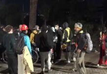 Tjetër mbrëmje e qetë në Tiranë, të rinjtë qëndrojnë përpara Kryeministrisë për orë të tëra pa krijuar incidente