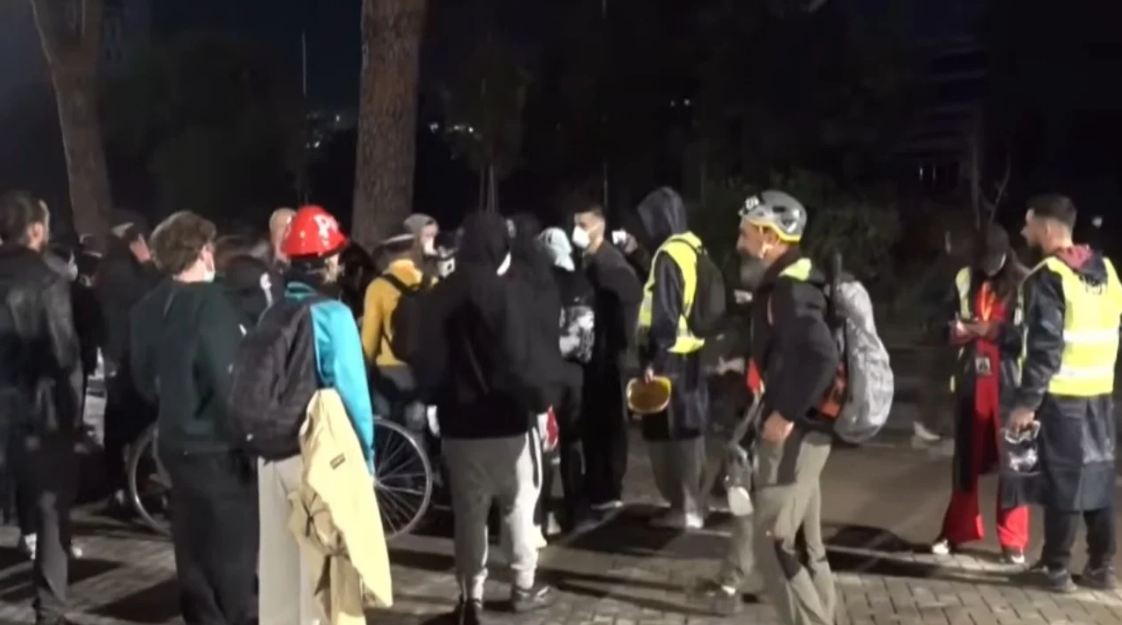 Tjetër mbrëmje e qetë në Tiranë, të rinjtë qëndrojnë përpara Kryeministrisë për orë të tëra pa krijuar incidente