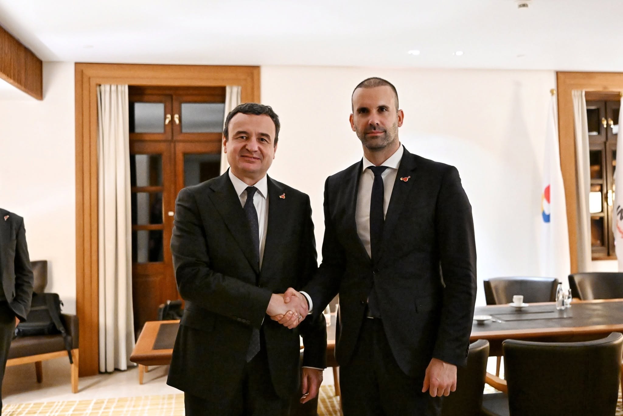 Kurti takohet me Spajiqin në Mal të Zi, diskutojnë bashkëpunimin dhe integrimin në BE