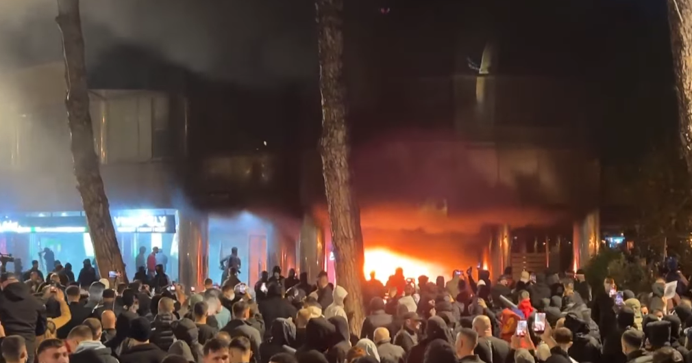 Tensione në protestën në Tiranë, protestuesit hyjnë në Kryesinë e Kuvendit dhe i vënë flakën