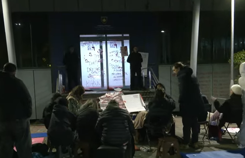 Paralajmërohet vazhdim i protestave për Arlinda Zekajn, kërkohet shkarkimi i Gërvallës dhe Sveçlës Paralajmërohet vazhdim i protestave për Arlinda Zekajn, kërkohet shkarkimi i Gërvallës dhe Sveçlës