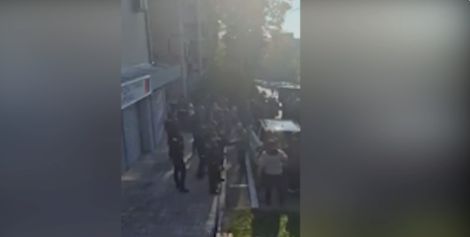 Dy policë të plagosur nga sulmi me gurë dhe mjete piroteknike në Llazarevc të Serbisë