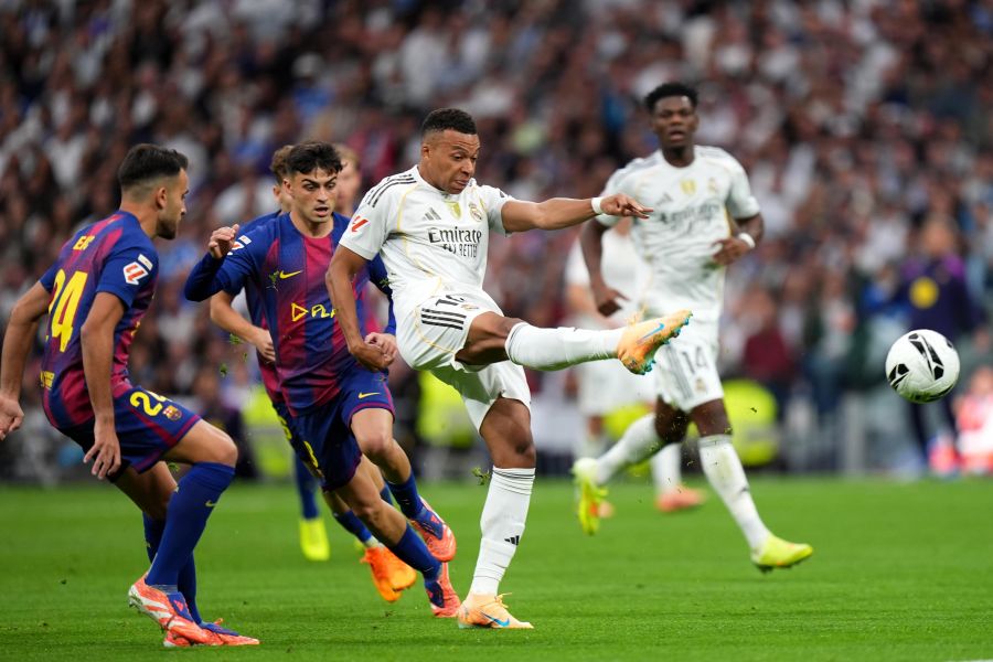Publikohen formacionet zyrtare për El Clasicon, Barcelona dhe Real Madridi gati për duel