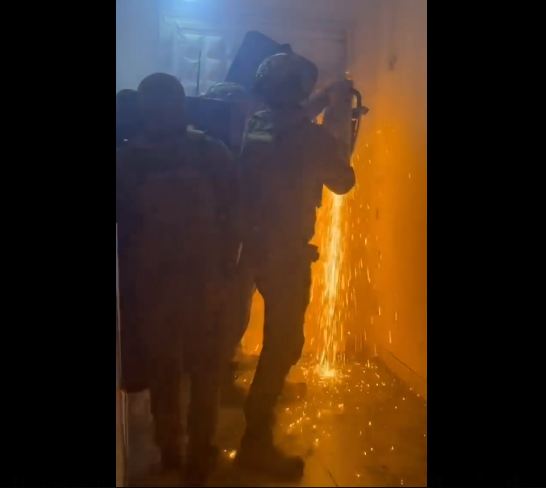 Policia arreston dy persona në Fushë Kosovë, njëri dyshohet se kërcënoi me armë