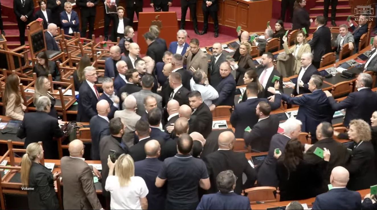 Përplasje fizike në Kuvendin e Shqipërisë, deputetët e PD-së përpiqen të pengojnë votimin