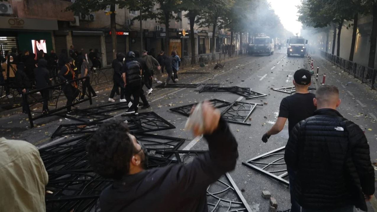 Protesta e djeshme në Tiranë, Ministria e Shëndetësisë: 89 të lënduar, mes tyre 61 policë