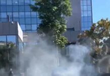 Protestuesit gjuajnë mjete piroteknike drejt Kuvendit