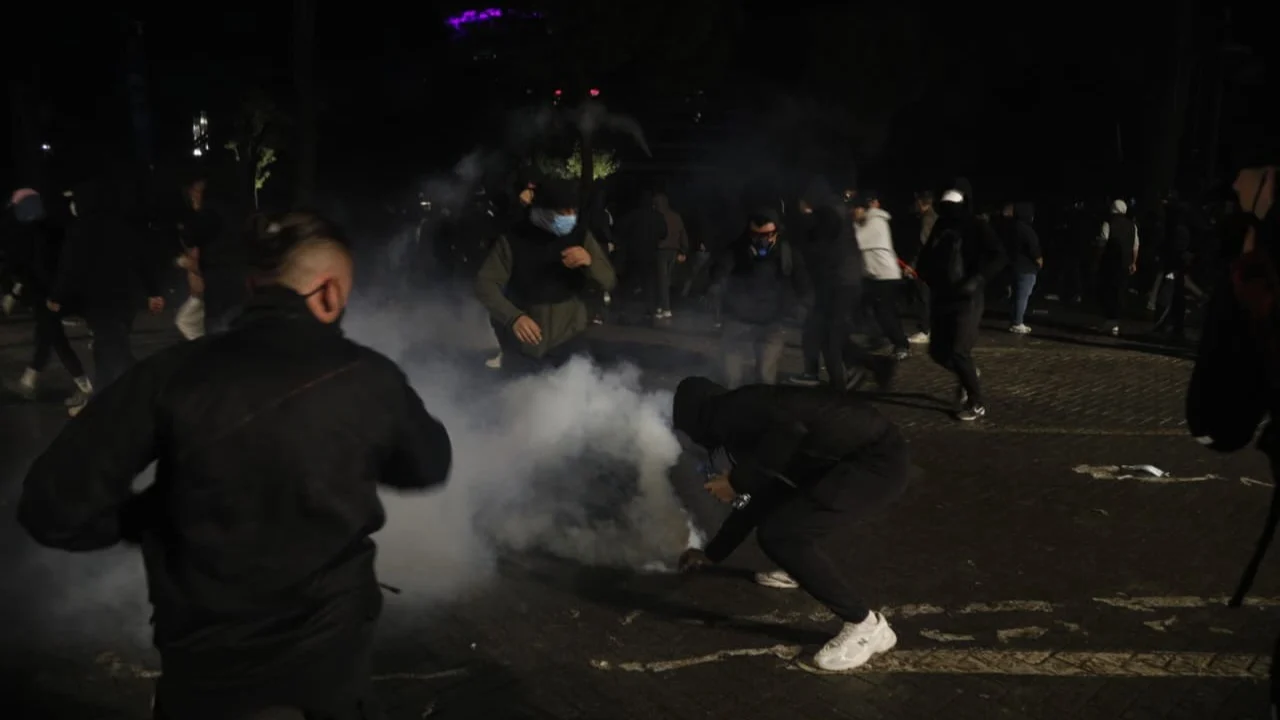 Protesta në Tiranë: Protestuesit “djegin gjithçka që u del përpara”, policia kundërpërgjigjet me gaz lotsjellës
