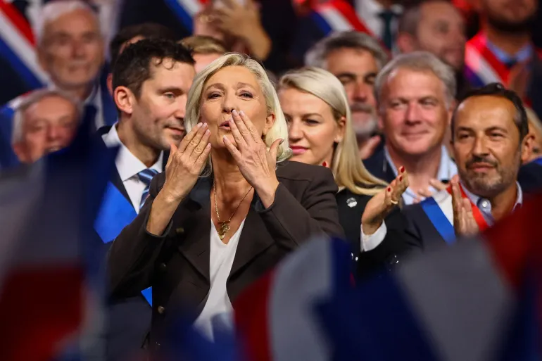 Protestat e dhunshme në Francë, mundësi për Le Penin përpara zgjedhjeve presidenciale