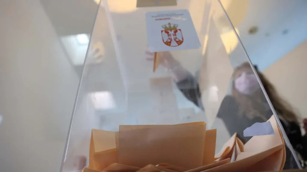 Serbia voton sot, listat studentore sfidojnë pushtetin e Vuçiqit