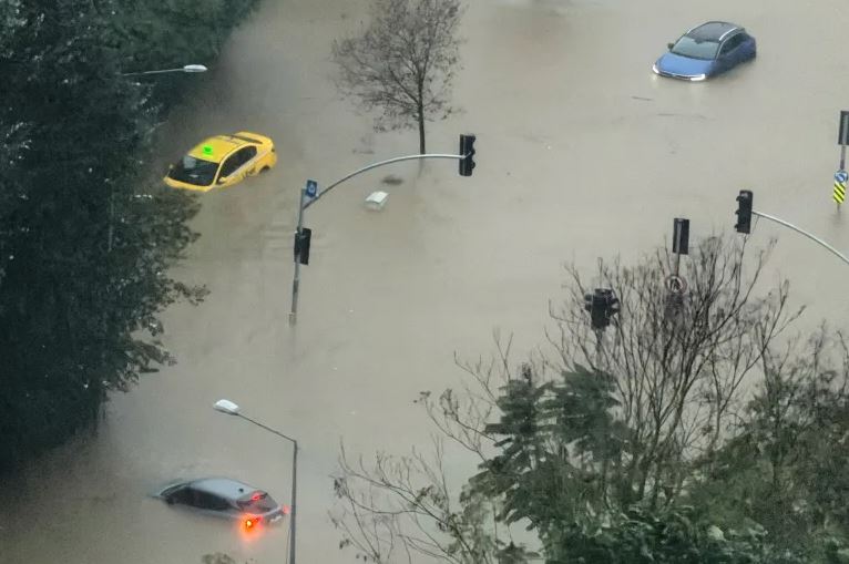 Konsullata e Kosovës në Stamboll apel qytetarëve: Shmangni zonat e përmbytura
