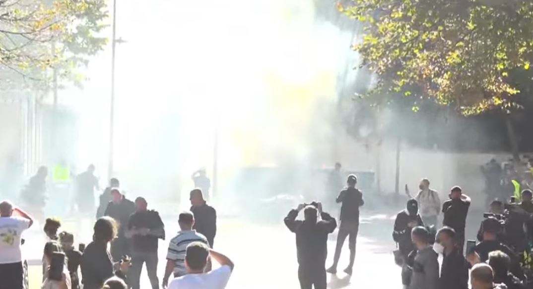 Policia nis shpërndarjen e protestuesve në Tiranë me ujë me presion dhe gaz lotsjellës