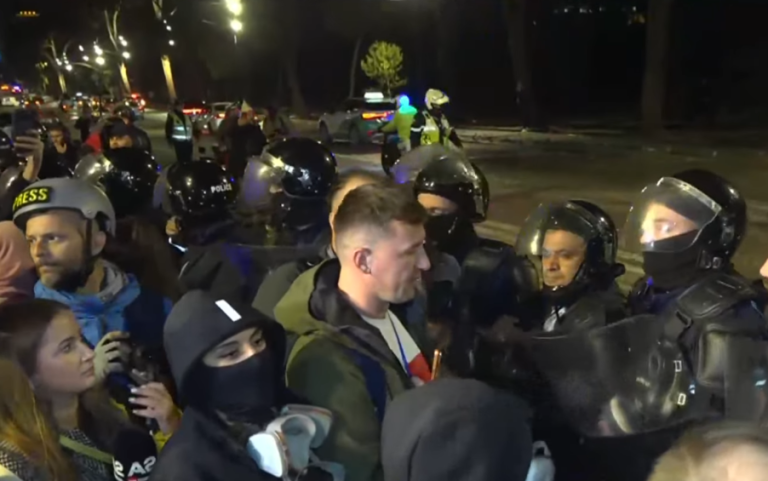 Protestuesit ribashkohen dhe marshojnë sërish drejt Kryeministrisë, kordoni i policisë nuk i lejon të afrohen te godina Protestuesit ribashkohen dhe marshojnë sërish drejt Kryeministrisë, kordoni i policisë nuk i lejon të afrohen te godina