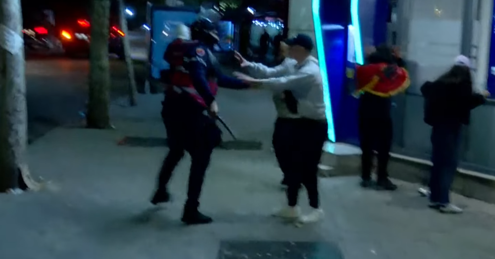 Kaosi gjatë protestës, Policia shoqëron protestues në zona të ndryshme të Tiranës