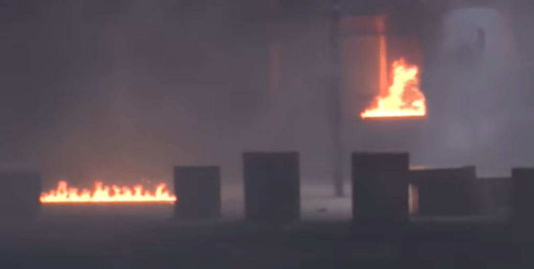 Protestuesit sulmojnë me molotovë Ministrinë e Brendshme, efektivët kundërpërgjigjen me gaz lotsjellës
